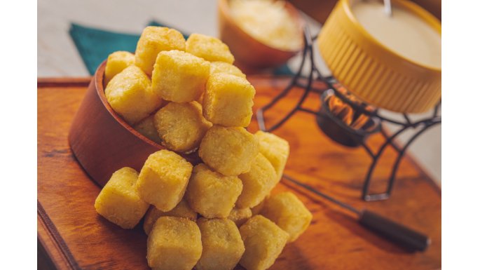 Dadinhos de Batata com toque de Queijo Bem Brasil e fondue de queijo