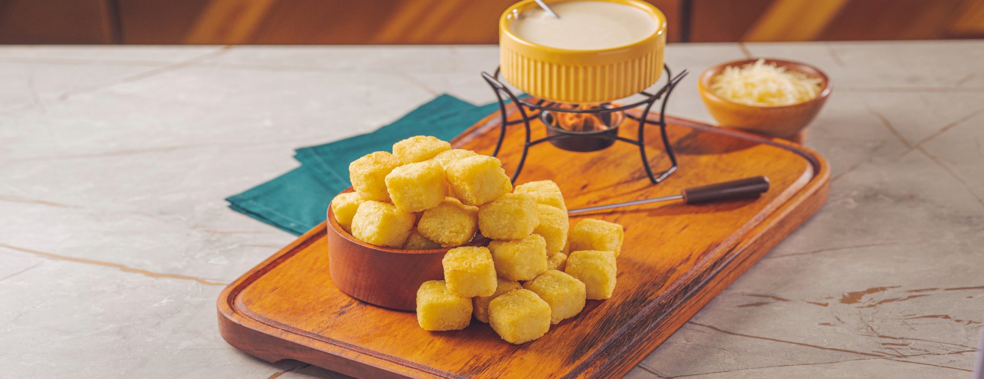 Dadinhos de Batata com toque de Queijo Bem Brasil e fondue de queijo