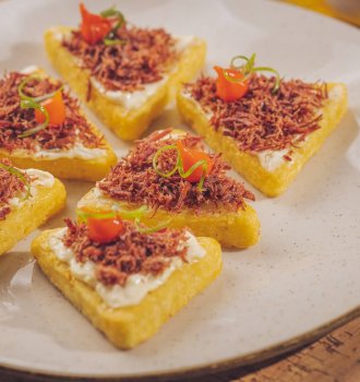 Hashbrown Bem Brasil con carne seca y queso crema