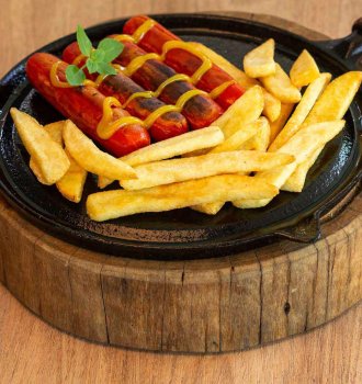 Batata Steakhouse Bem Brasil com salsichas grelhadas e mostarda