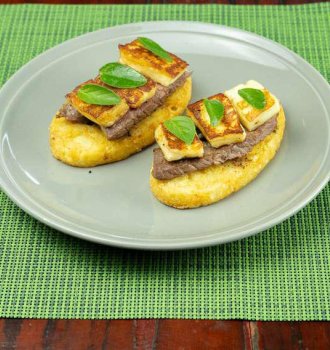 Bruschetta de Hash Brown Tradicional Bem Brasil com alcatra e queijo coalho