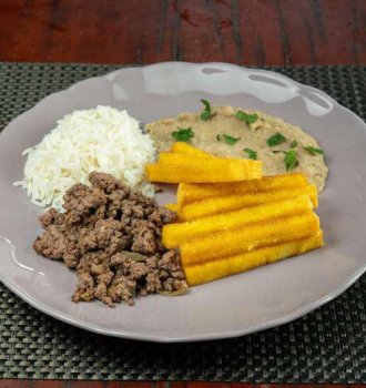  Polenta Bem Brasil com carne moída, arroz e tutu de feijão