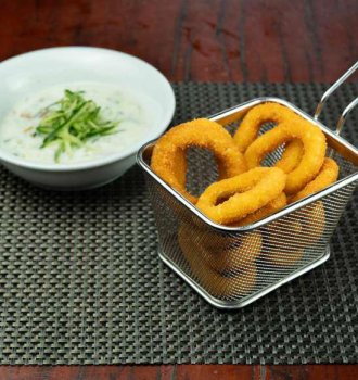 Anéis de Cebola Bem Brasil com molho tzatziki