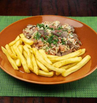 Batata Tradicional Bem Brasil com arroz carreteiro