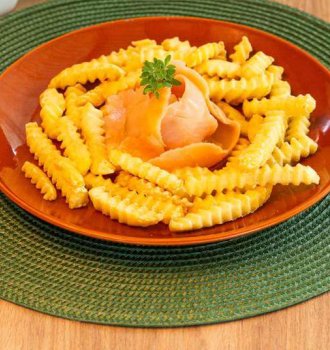 Batata Crinkle Bem Brasil  com salmão ao molho de laranja 