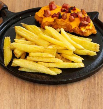 Batata Ondulada Bem Brasil com bife à milanesa, cheddar e bacon 