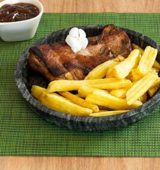 Batata Ondulada Bem Brasil com costelinha ao molho barbecue