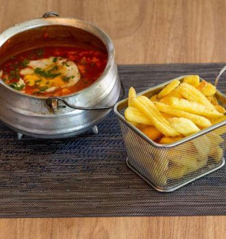 Batata Ondulada Bem Brasil com huevos rancheros