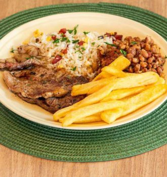 Batata Steakhouse Bem Brasil com arroz biro biro, feijão tropeiro e ancho