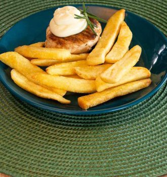 Batata Steakhouse Bem Brasil com medalhão de frango e requeijão