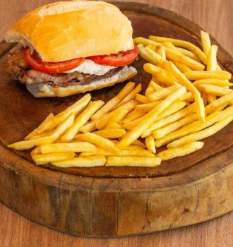 Batata Fast Food Bem Brasi com sanduíche de filet no pão de sal