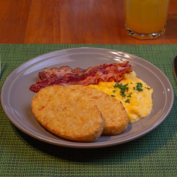 Hashbrown Tradicional Bem Brasil con huevos revueltos
