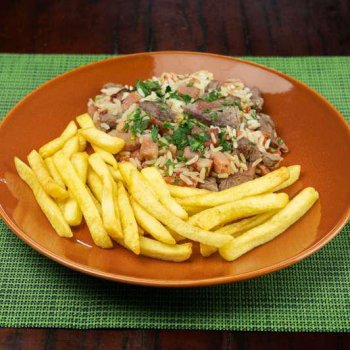 Batata Tradicional Bem Brasil com arroz carreteiro