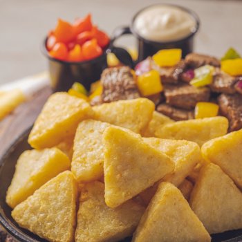Mini Hashbrown Bem Brasil con carne a la brasileña y salsa de requeijão (o queso untable)