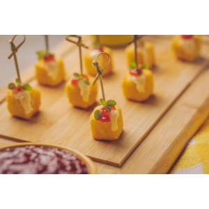 Dadinhos de Batata com toque de Queijo Bem Brasil com geleia de pimenta e cream cheese