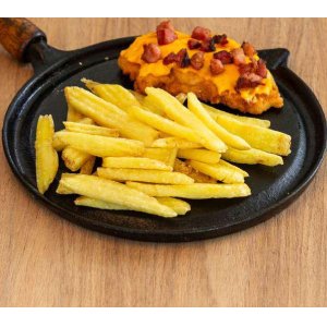 Batata Ondulada Bem Brasil com bife  milanesa, cheddar e bacon 