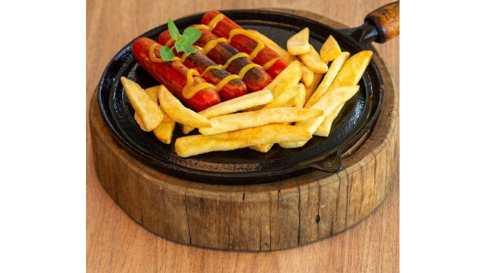 Batata Steakhouse Bem Brasil com salsichas grelhadas e mostarda