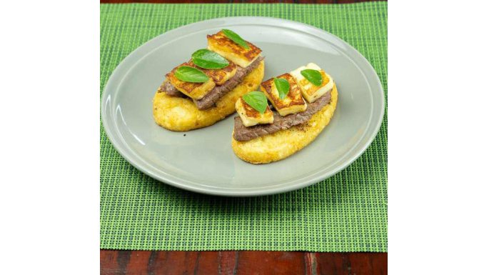 Bruschetta de Hash Brown Tradicional Bem Brasil com alcatra e queijo coalho