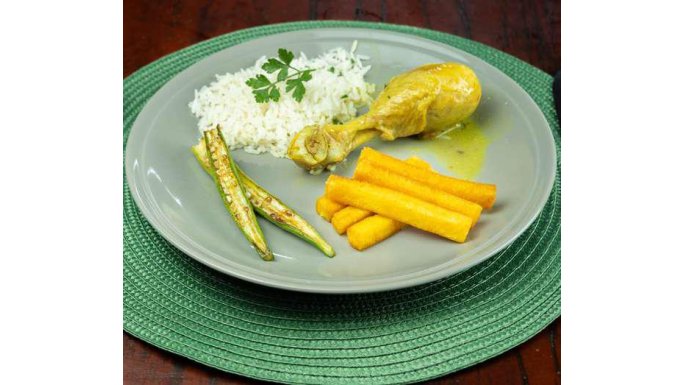 Polenta Bem Brasil com frango ao molho, arroz e quiabo