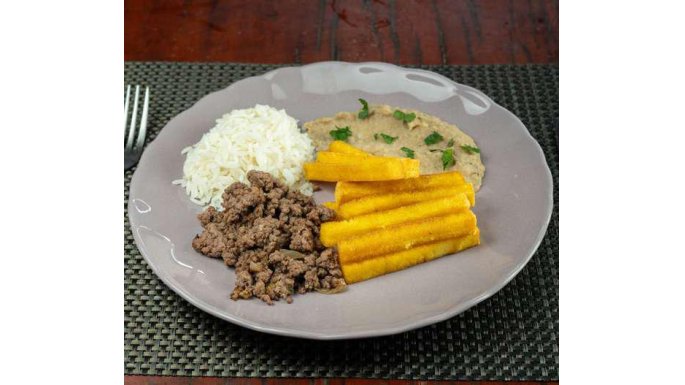  Polenta Bem Brasil com carne moda, arroz e tutu de feijo