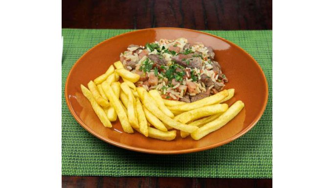 Batata Tradicional Bem Brasil com arroz carreteiro