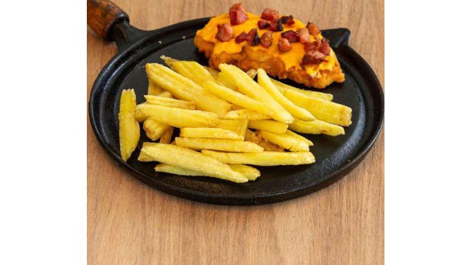 Batata Ondulada Bem Brasil com bife  milanesa, cheddar e bacon 