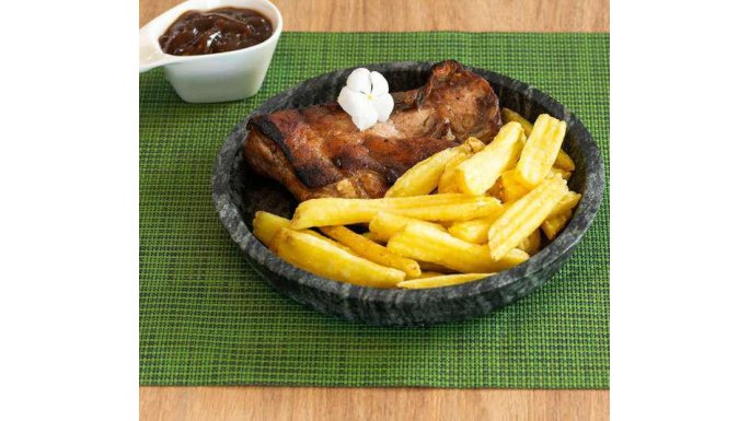 Batata Ondulada Bem Brasil com costelinha ao molho barbecue
