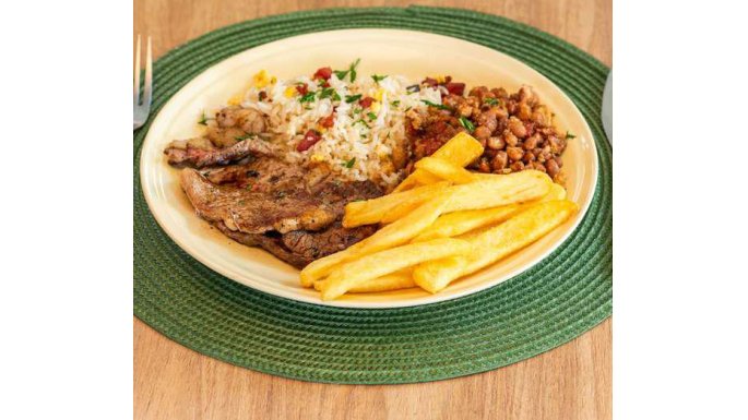 Batata Steakhouse Bem Brasil com arroz biro biro, feijo tropeiro e ancho